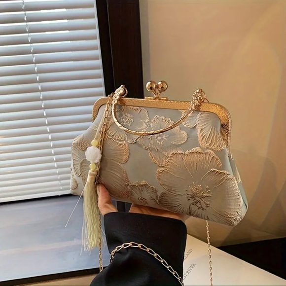 NIP Floral Pattern Evening Clutch Bag with Buckle Closure - Fabric Shoul… - Picture 4 of 7